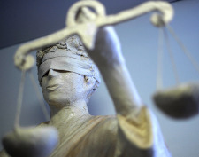 Jeder Zweite hält für möglich, dass Behörden auf dem rechten Auge blind sind